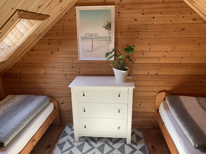 Schlafzimmer im Ferienhaus Rewal mit Doppelbett und Klimaanlage