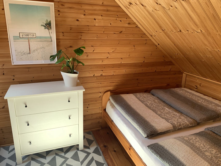 Schlafzimmer im Ferienhaus Rewal mit Einzelbett, ideal für Kinder