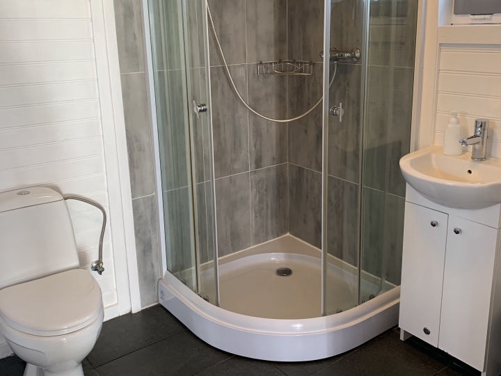 Modernes Bad mit Dusche und Waschbecken im Ferienhaus Rewalia