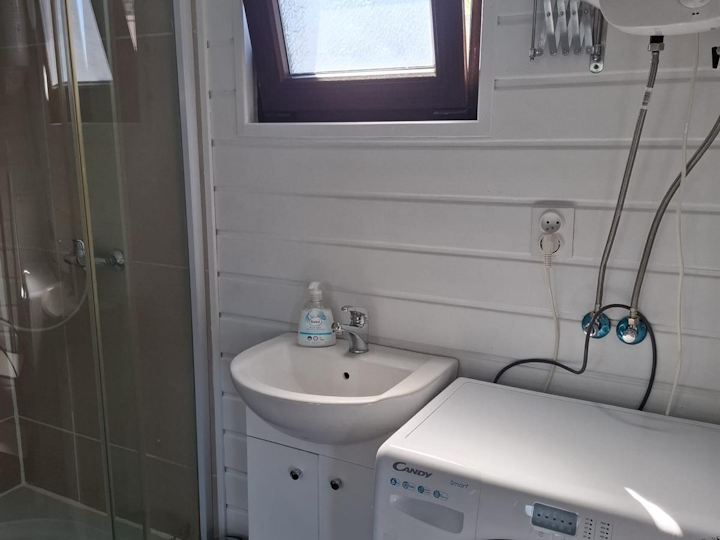 Saniertes Bad mit Waschmaschine und Dusche im Ferienhaus Rewal
