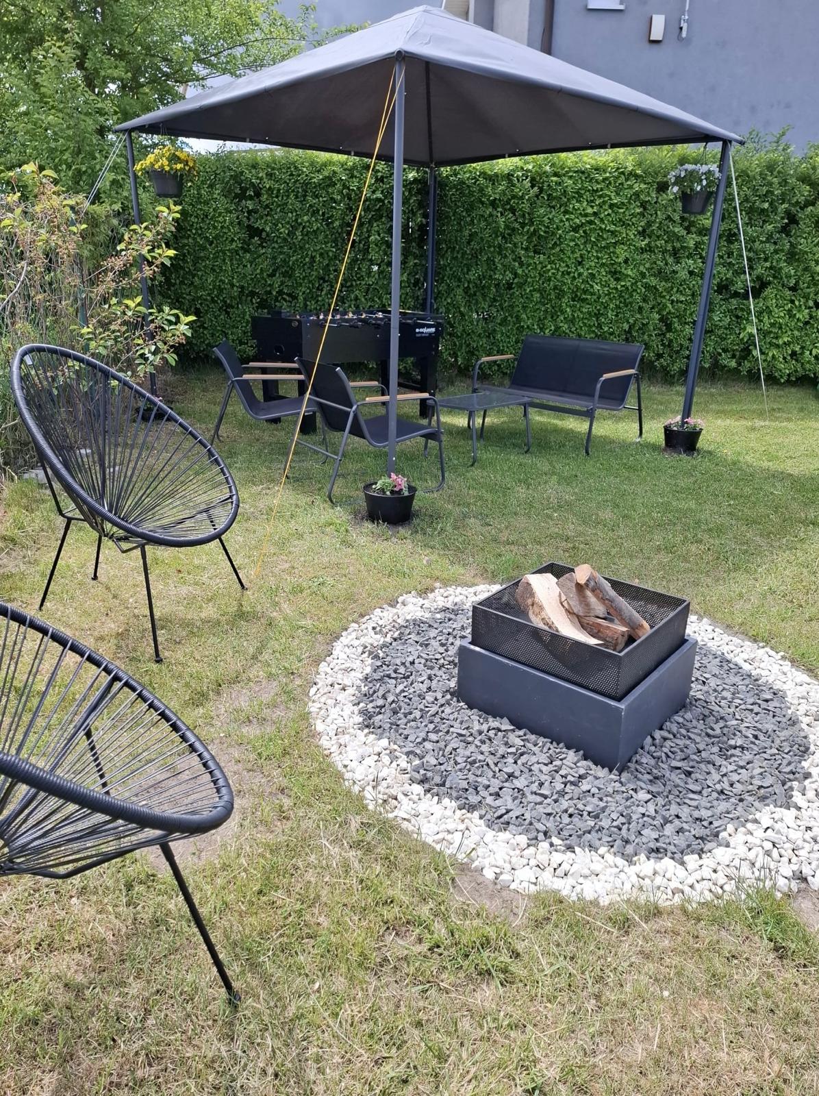 Feuerstelle gemütlicher Abend Garten Ferienhaus Rewalia polnische Ostsee