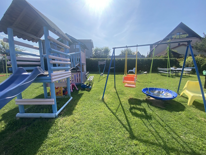 Spielplatz für Kinder und Familien mit Kicker, Tischtennis und Spielturm Ferienhaus Rewal