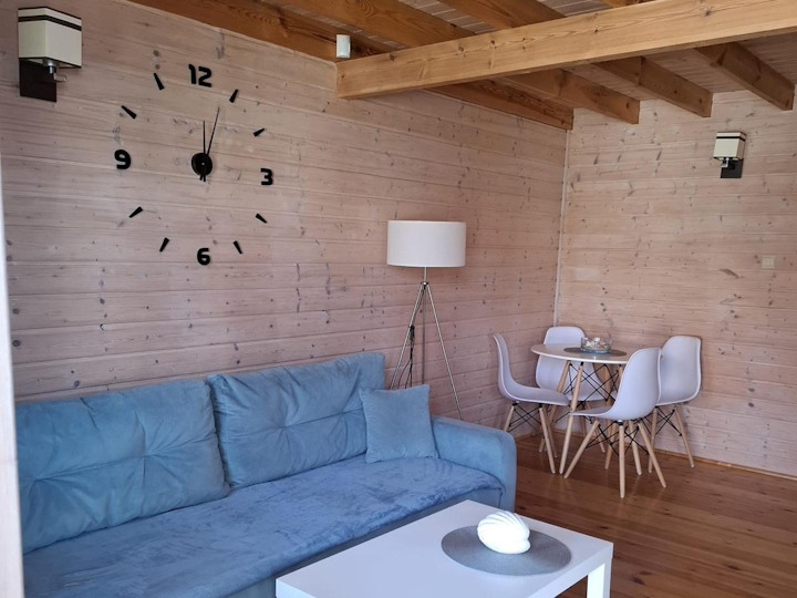 Wohnzimmer im Ferienhaus Rewal mit Couch, TV und Spieleecke für Kinder